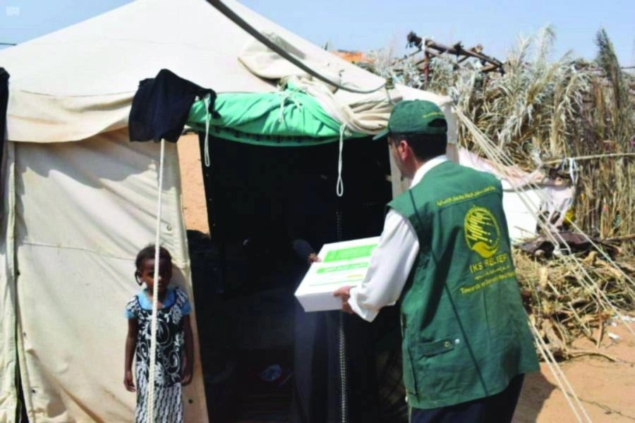 مركز الملك سلمان يوصل التمور داخل الخيام (واس)