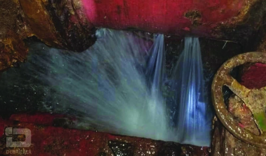 



صورة يجري تداولها عن تسرب المياه داخل صافر  (مكة)