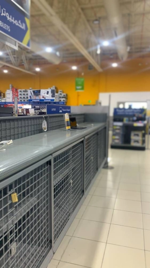 أحد المتاجر الكبرى نفذت الأجهزة لديها ولم يبقى سوى للعرض فقط. (مكة) 