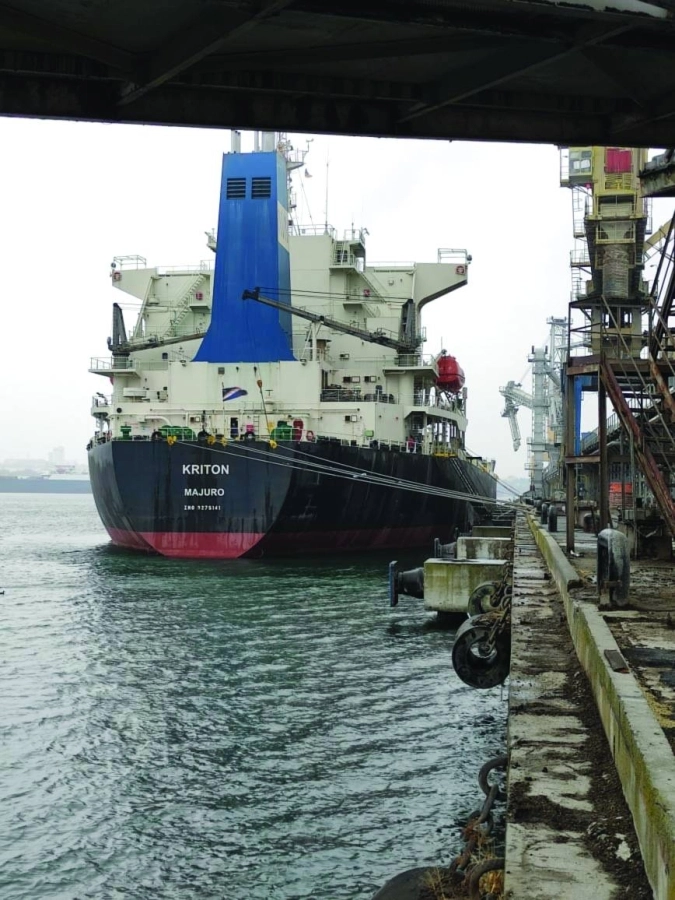 السفينة محملة بأول شحنة قمح (سالك)