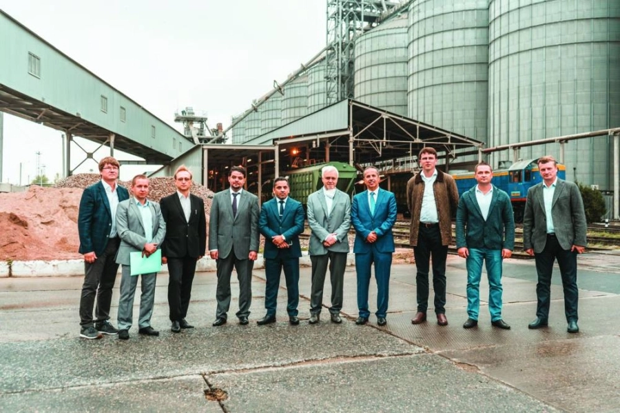 






السفير والمسؤولون في الميناء                                                 (سالك)