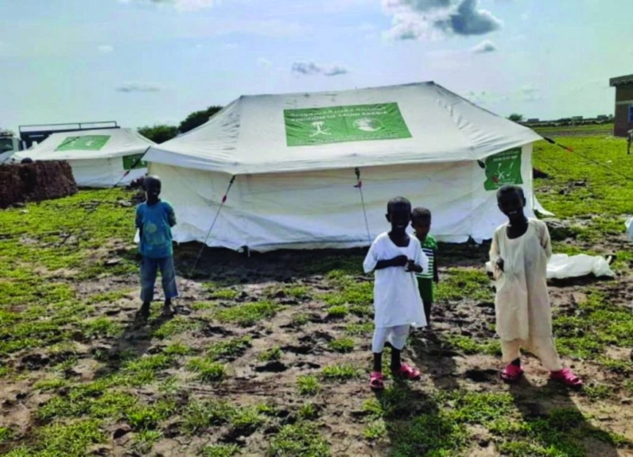 أطفال سودانيون بين المتضررين من السيول (واس)