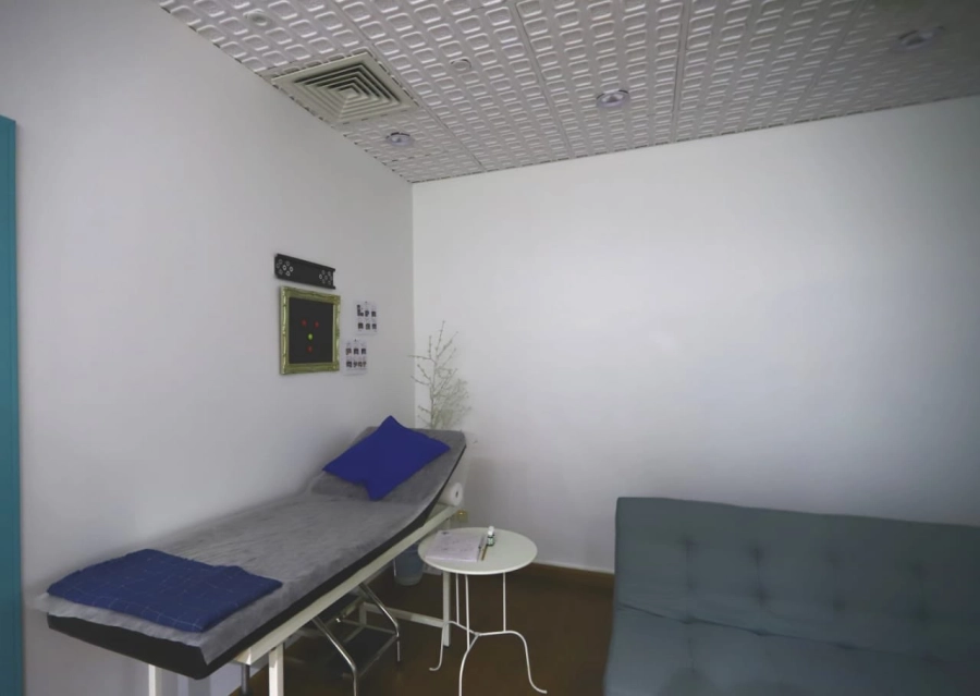 القبض على سيدة تمارس العلاج بالطاقة والصوت والمساندة النفسية في فيلا سكنية بالمدينة المنورة (صحة المدينة)