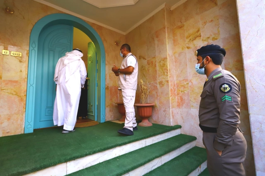 القبض على سيدة تمارس العلاج بالطاقة والصوت والمساندة النفسية في فيلا سكنية بالمدينة المنورة (صحة المدينة)