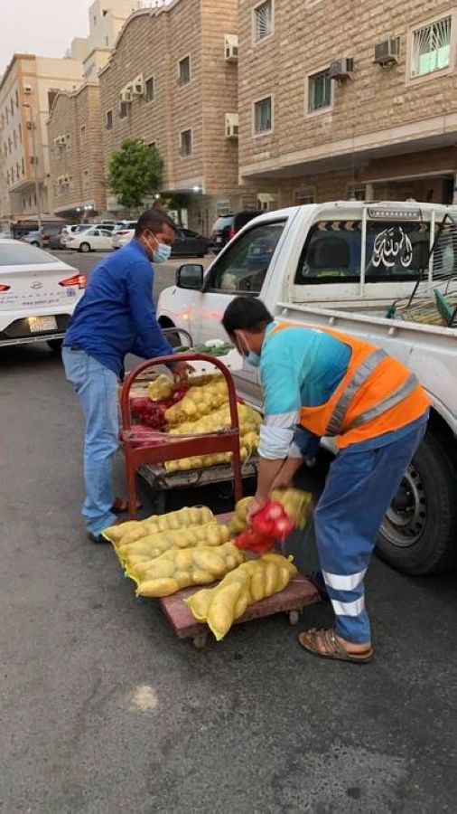 أمانة جدة تصادر 760 كجم من الخضراوات والفواكه وعدد من البسطات بنطاق الصفا الفرعي