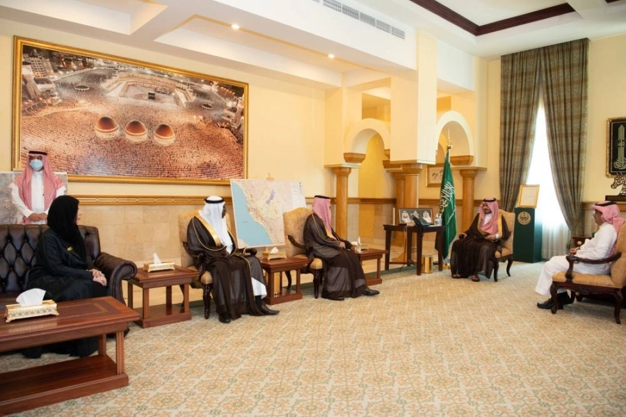 الأمير بدر بن سلطان يستقبل مدير عام معهد الإدارة (مكة)
