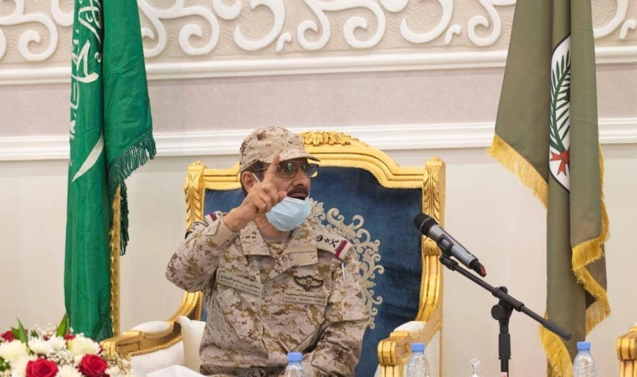 الفريق الركن مطلق بن سالم الأزيمع خلال زيارته للوحدات المرابطة بالحد الجنوبي (مكة)