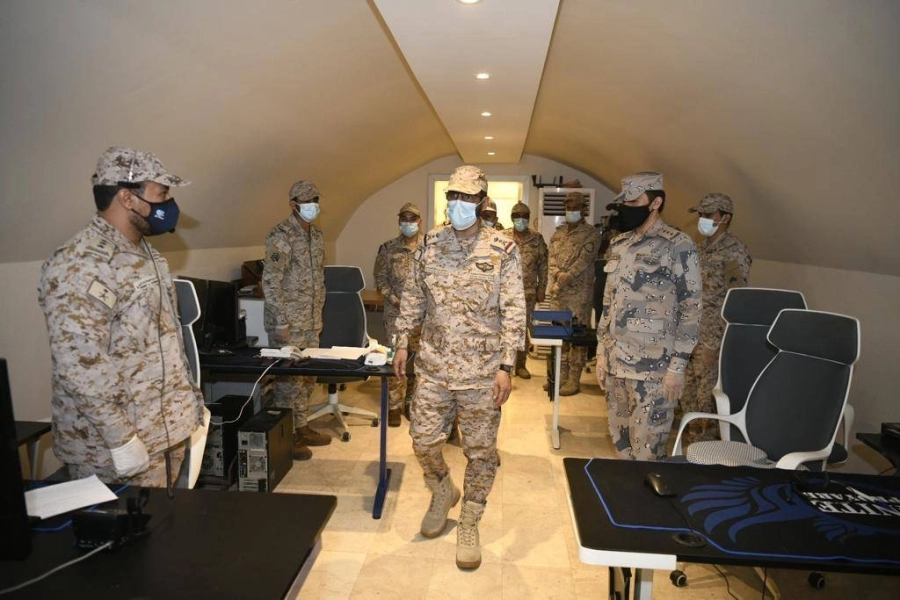 الفريق الركن مطلق بن سالم الأزيمع خلال زيارته للوحدات المرابطة بالحد الجنوبي (مكة)