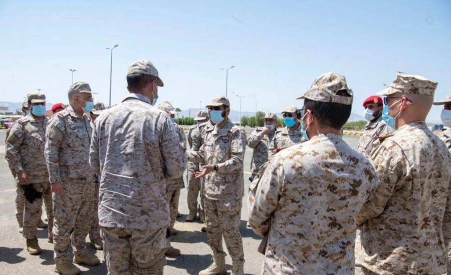 الفريق الركن مطلق بن سالم الأزيمع خلال زيارته للوحدات المرابطة بالحد الجنوبي (مكة)