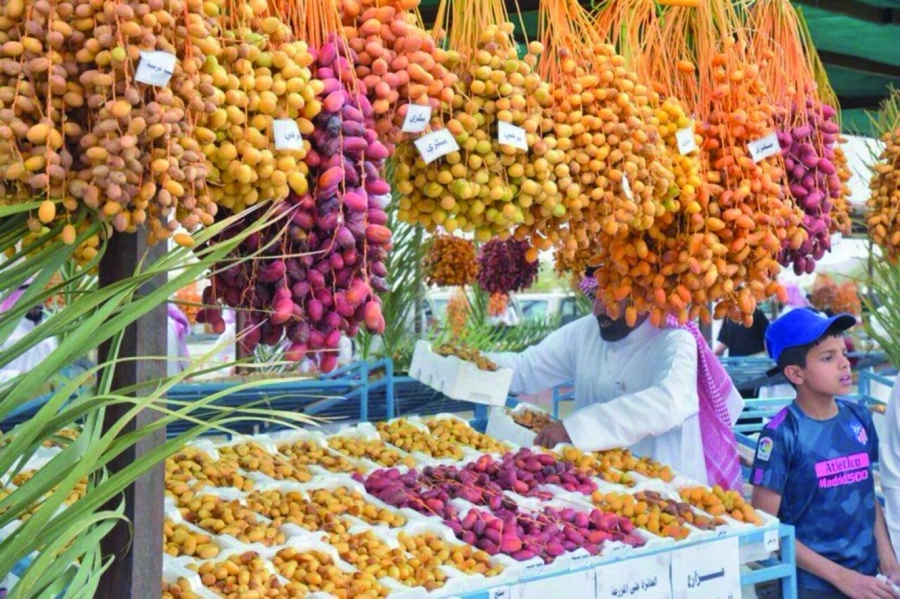 تستعد أسواق محافظة العقيق بمنطقة الباحة لاستقبال 40 ألف طن من منتجات مزارع النخيل التي تبلغ 1600 مزرعة تضم 135 ألف نخلة، تنتج رطب الصفري والخضري والسري، ويتراوح سعر الكيلو الواحد منها حسب السعر المتداول بين 15 و40 ريالا.
