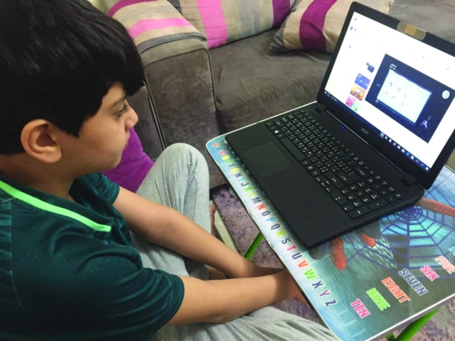 طالب ابتدائي يتابع الدرس عبر قناة عين  (مكة)