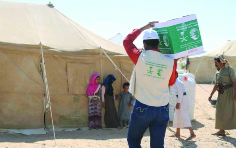 اسرة يمنية تترقب وصول السلة الغذائية (واس)