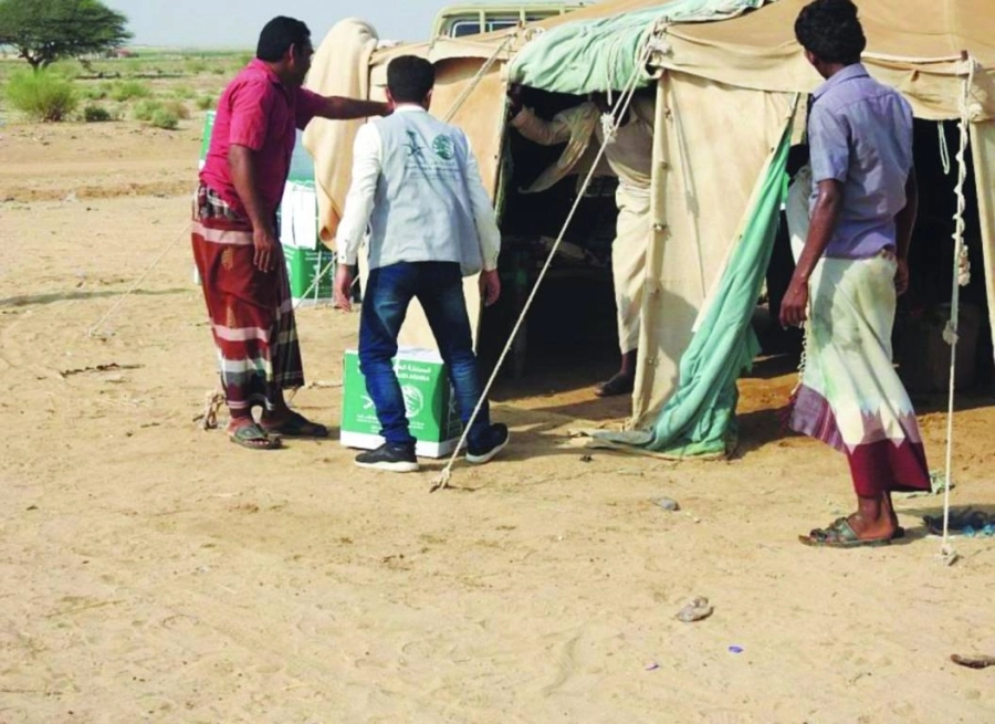 فريق عمل المركز يسلم سلة غائية لأحد الخيام (واس)