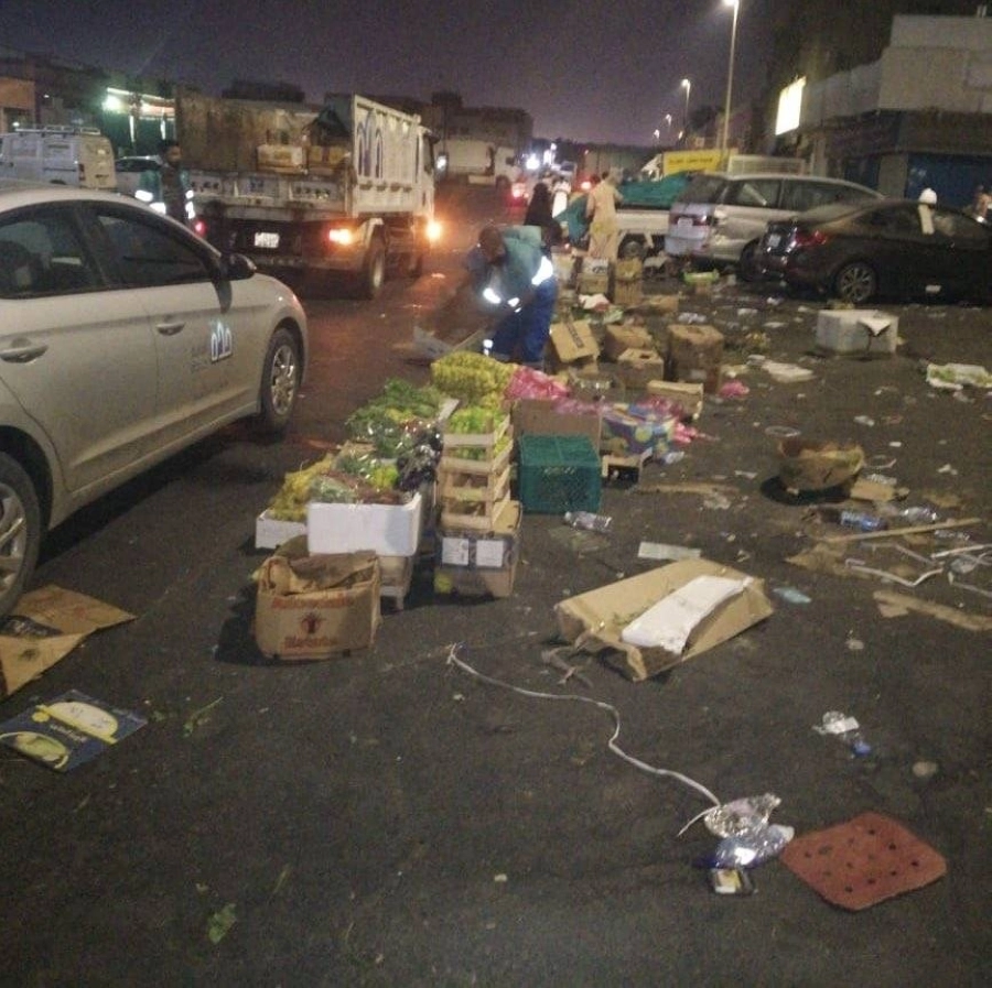 إزالة بسطات عشوائية في أحد الأسواق   