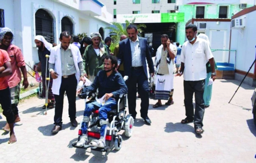 






أحد المرضى يتسلم كرسيا متحركا