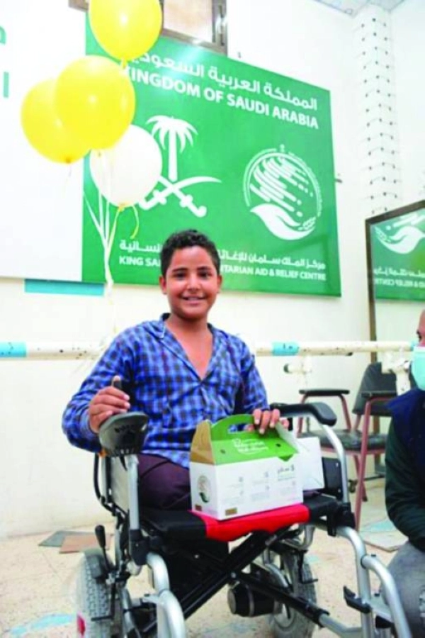 






طفل سعيد بتسلمه كرسيا متحركا        (واس)