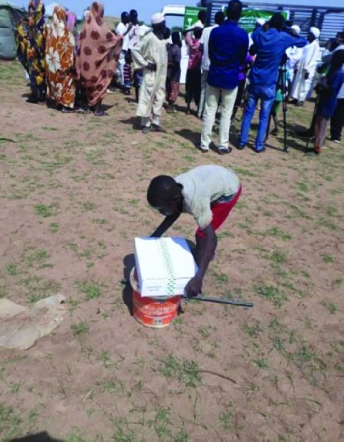 طفل يحاول حمل السلال المخصصة لأسرته (واس)