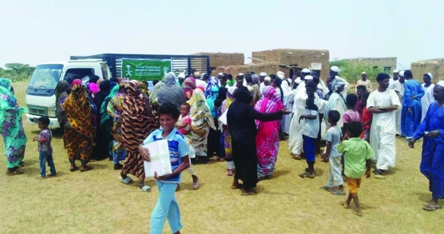 توزيع التمور والسلال الغذائية في السودان (واس)