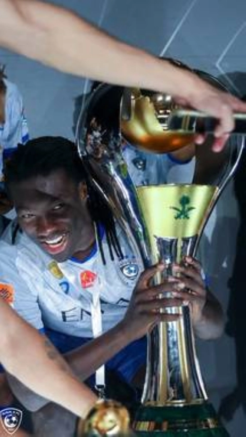 جوميز يحتفل بالدرع (اعلامي الهلال(