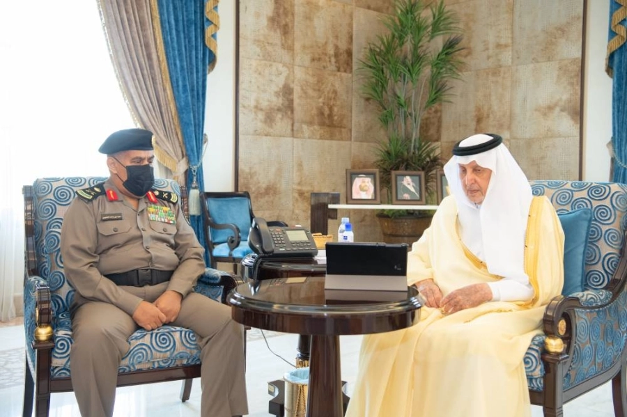 الأمير خالد الفيصل برفقة اللواء عيد العتيبي