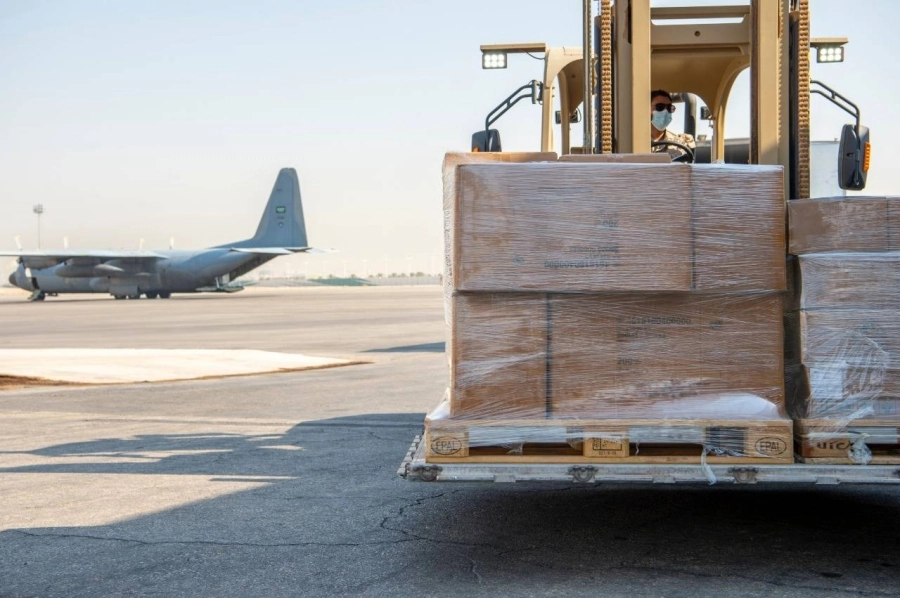 وزارة الدفاع ترسل طائرة محملة بشحنة مساعدات طبية إلى وزارة الدفاع العراقية (واس)
