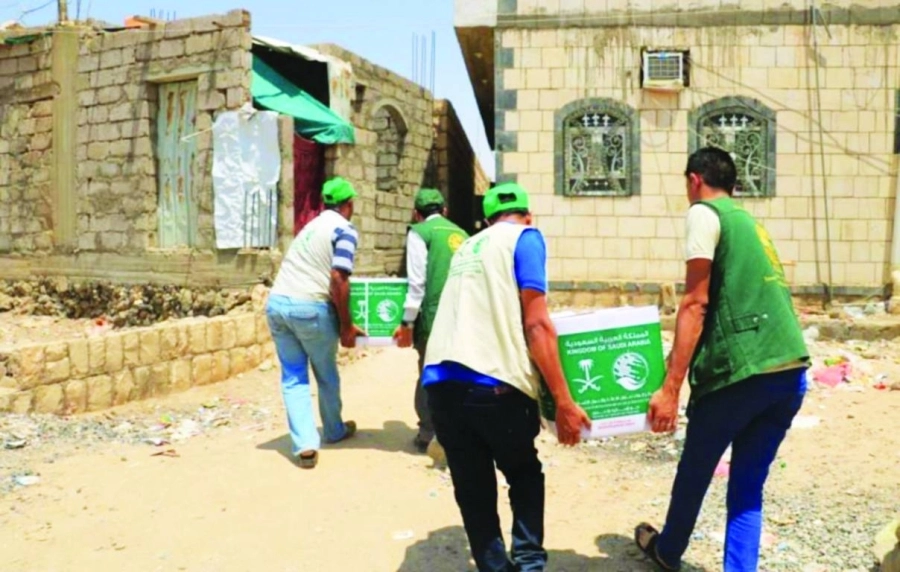 






الفريق يحمل مساعدات غذائية للاجئين في مأرب