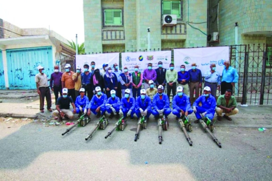 






العاملون في حملة الرش                                                         (واس)