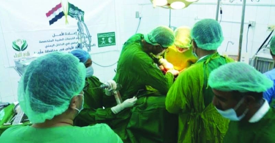 إحدى العمليات الجراحية لمركز الملك سلمان للإغاثة (واس)
