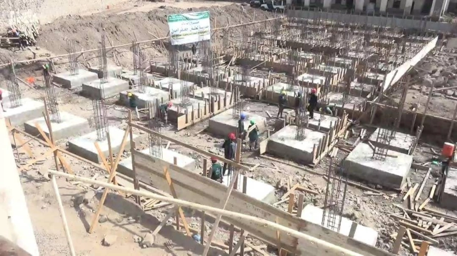 محافظ عدن يضع حجر الأساس  لمشاريع تعليمية ورياضية في مديريات العاصمة  ( مكة ) 
