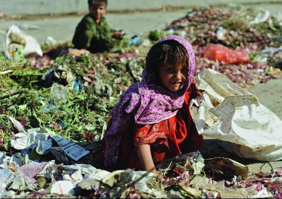






طفلة إيرانية تبحث عن طعامها في القمامة بينما توزع مؤسسة الخميني المساعدات     (مكة)