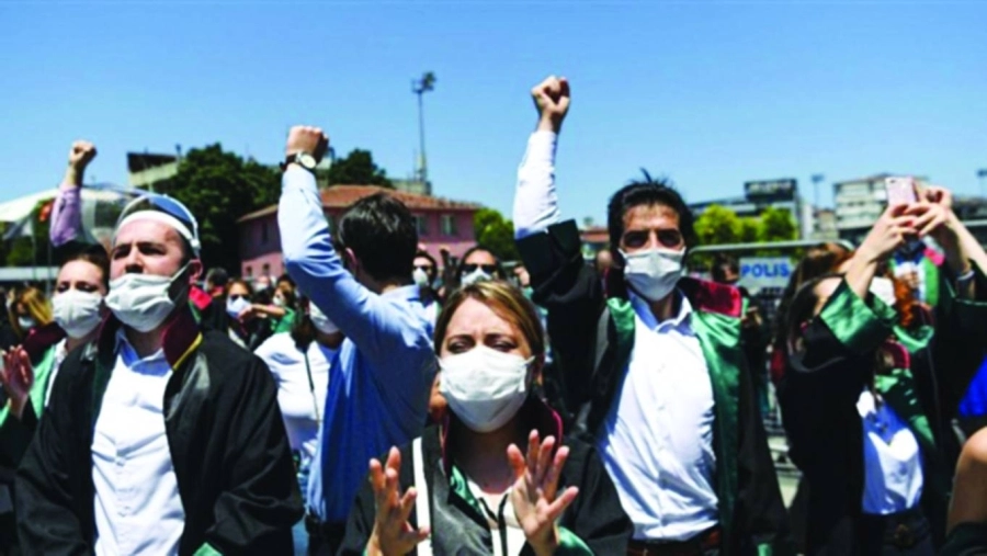 






احتجاج المحامين الأتراك على القمع         (مكة)