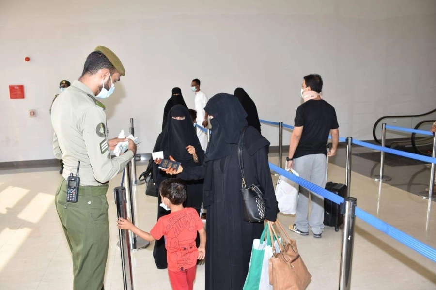 قيادة القوات المشتركة تسيّر رحلة إنسانية مجانية لـ 18 مريضاً من أبناء المحافظة