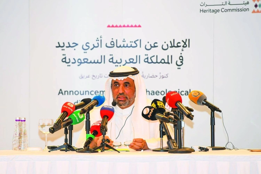 






جاسر الحربش لدى إعلانه الاكتشاف الأثري