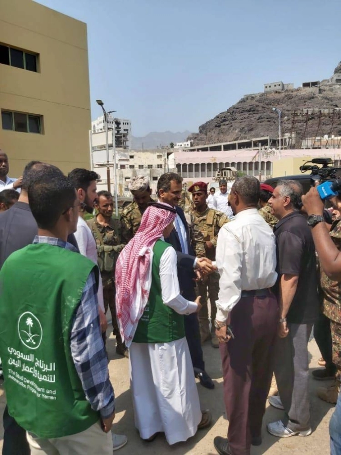 محافظ عدن يطلع على سير العمل بإعادة تأهيل مستشفى عدن وإنشاء مركز القلب المفتوح