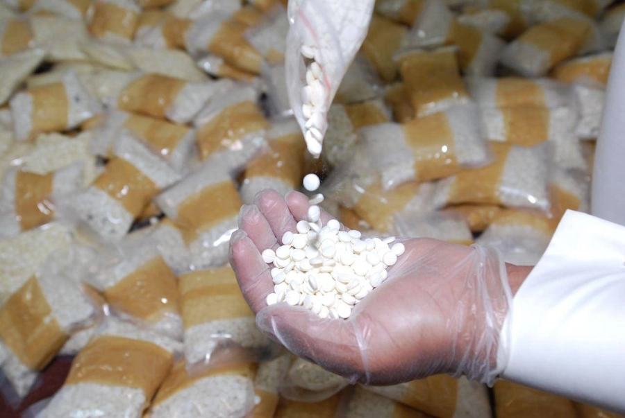 






الأمفيتامين في قبضة رجال الأمن         (مكة)