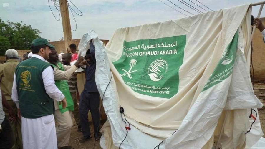 فريق مركز الملك سلمان ينصب أحد الخيام (واس)