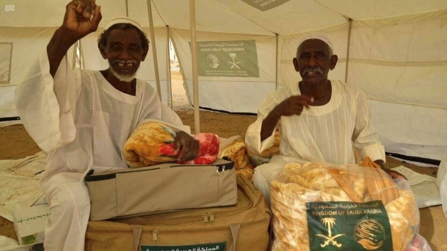 الفرحة على وجه سودانيين بعد الحصول على المواد الإغاثية السعودية (واس)