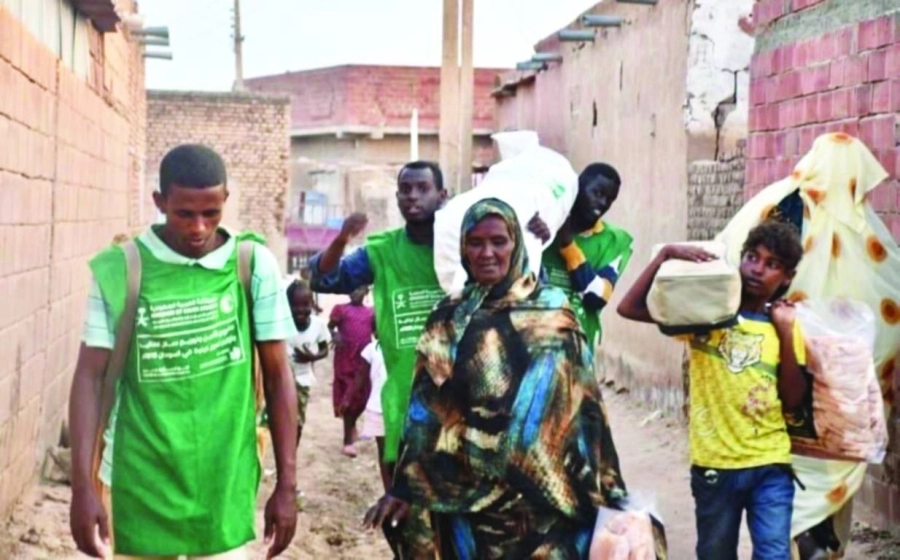 






سودانيون يحملون المواد الإيوائية السعودية                            (واس)