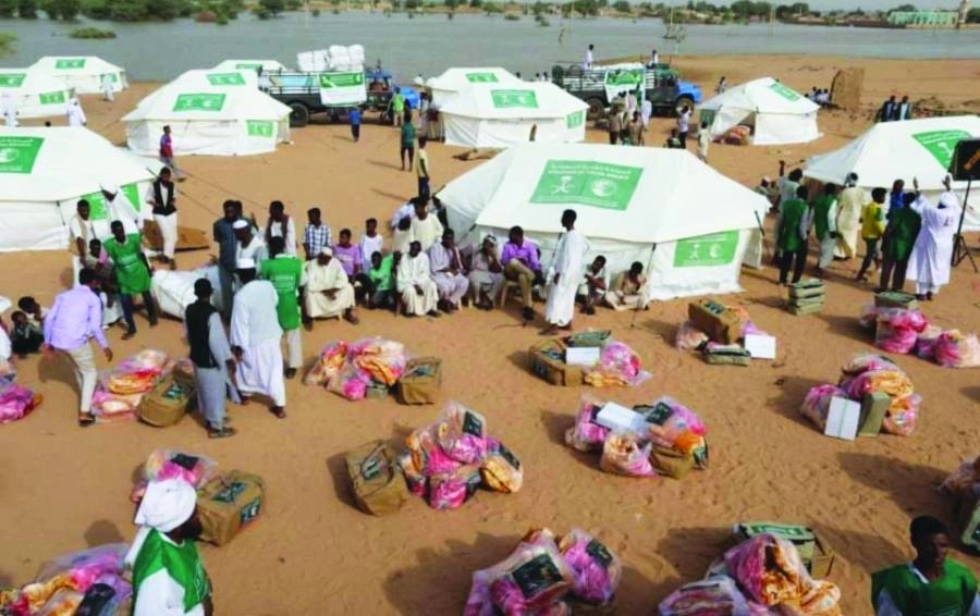 فريق مركز الملك سلمان يوزع البطاطين بالسودان (واس)