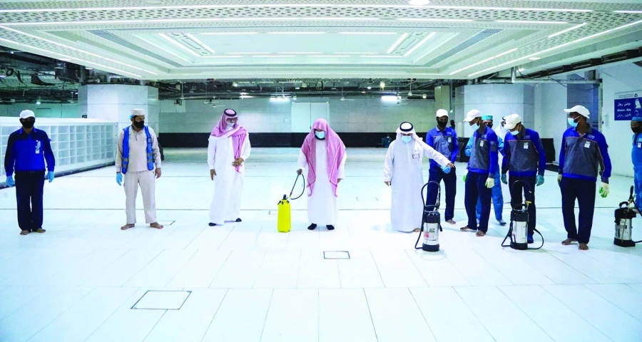 عبدالرحمن السديس لدى تفقده أعمال التطهير     (مكة)