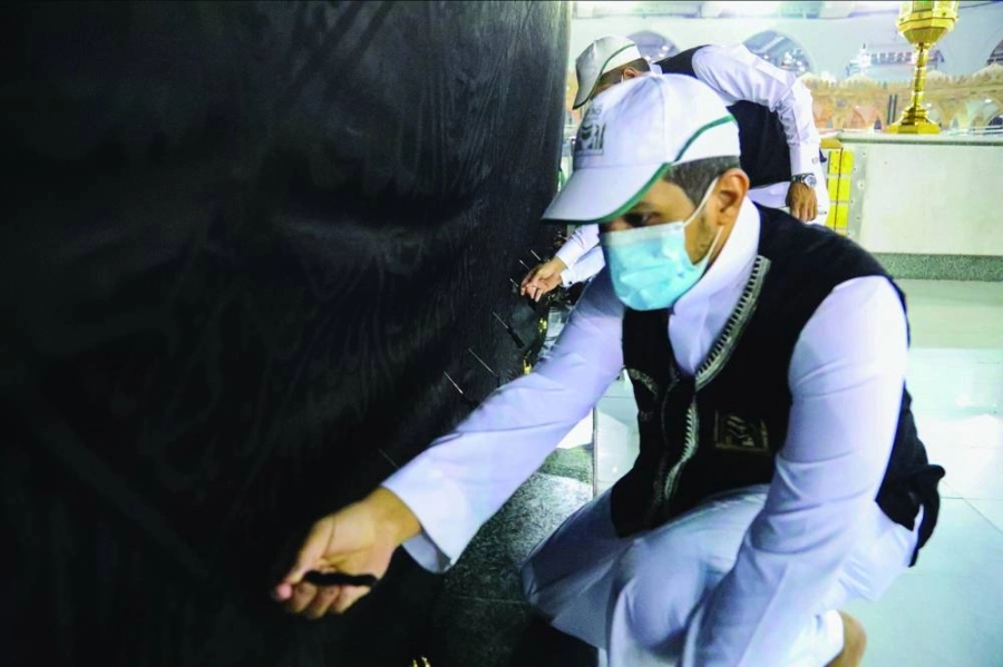 من الصيانة الدورية لكسوة الكعبة       