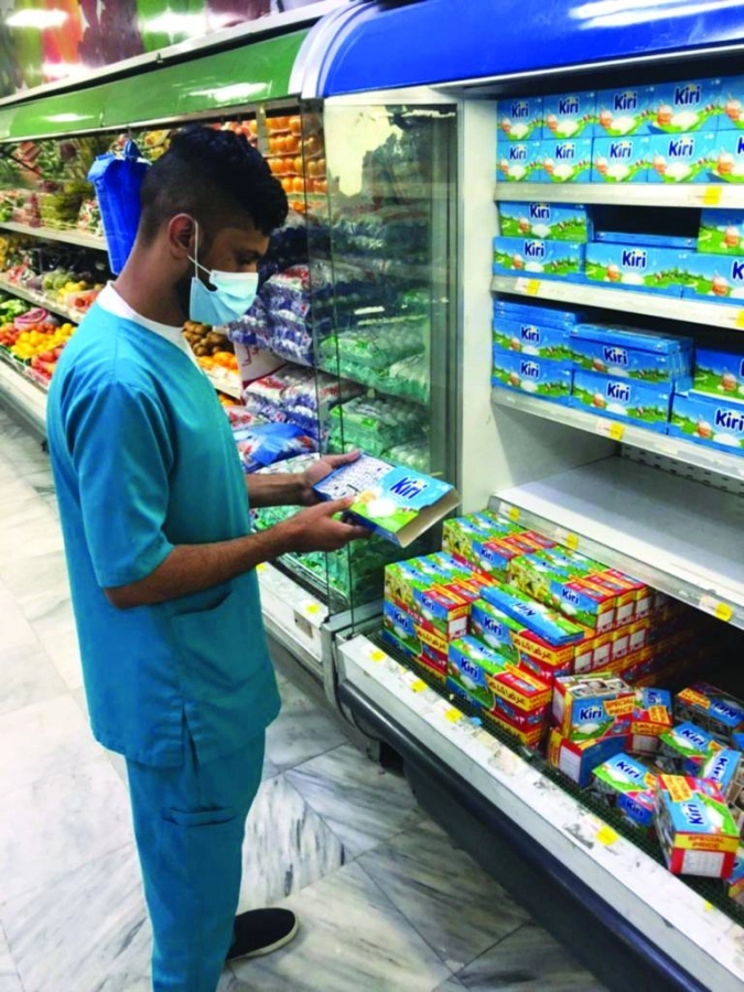 مراقب البلدية خلال ضبطه أجبانا تالفة    (مكة)