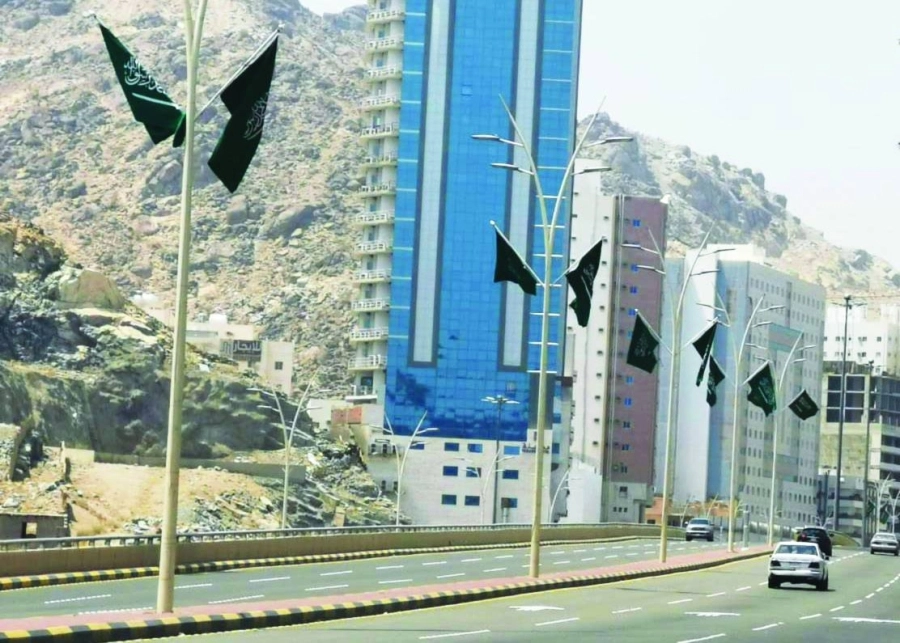 طرقات وشوارع وميادين تتزين بالأعلام الوطنية والإضاءات الخضراء والإنارات التفاعلية واللوحات الاحتفالية للاحتفاء باليوم الوطني
