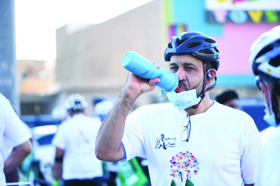 مشارك في المسيرة يروي ظمأه (مكة)