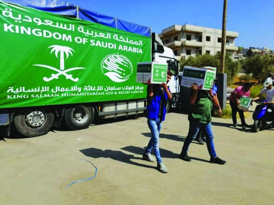 الفريق يحمل السلال للمحتاجين (واس)