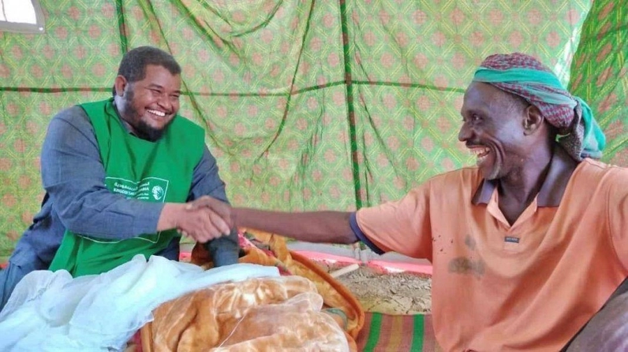 ضحكة عريضة لسوداني تلقى المواد الإغاثية (واس)