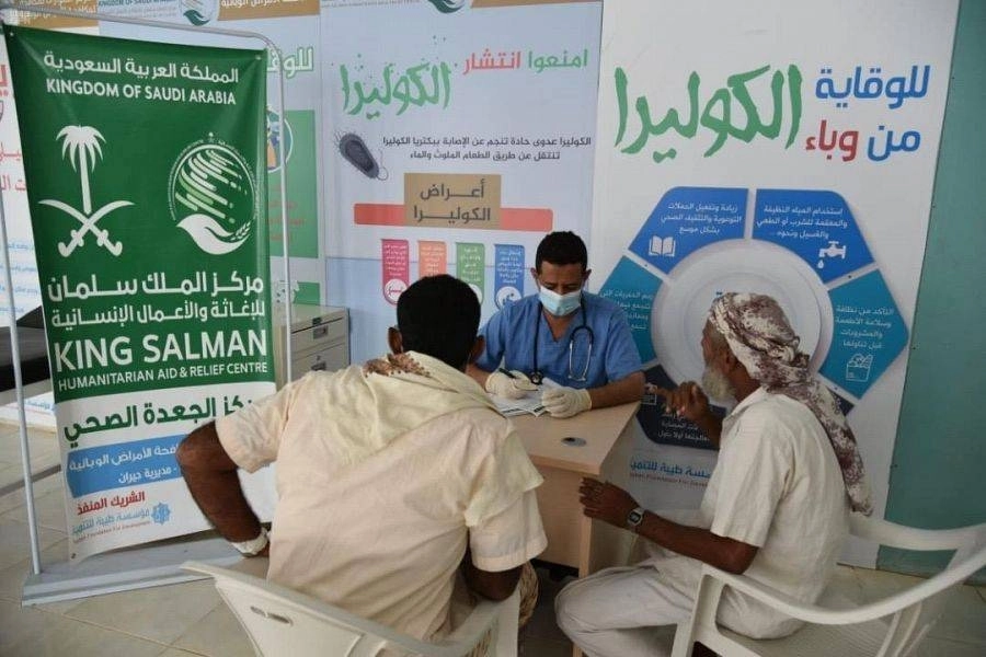 






طبيب يصف دواء ليمني  (واس)