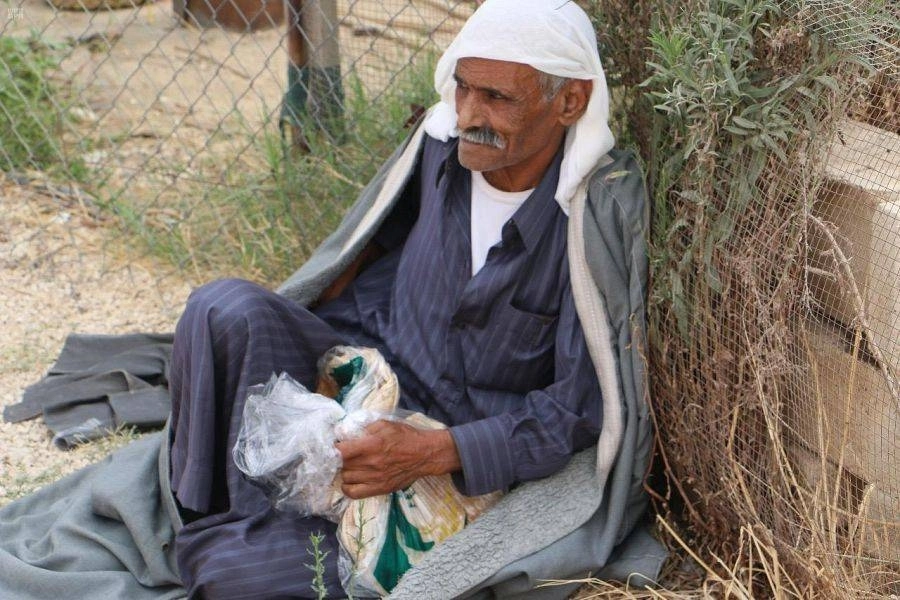 عجوز لبناني يتلقى أرغفة الخبز (واس)