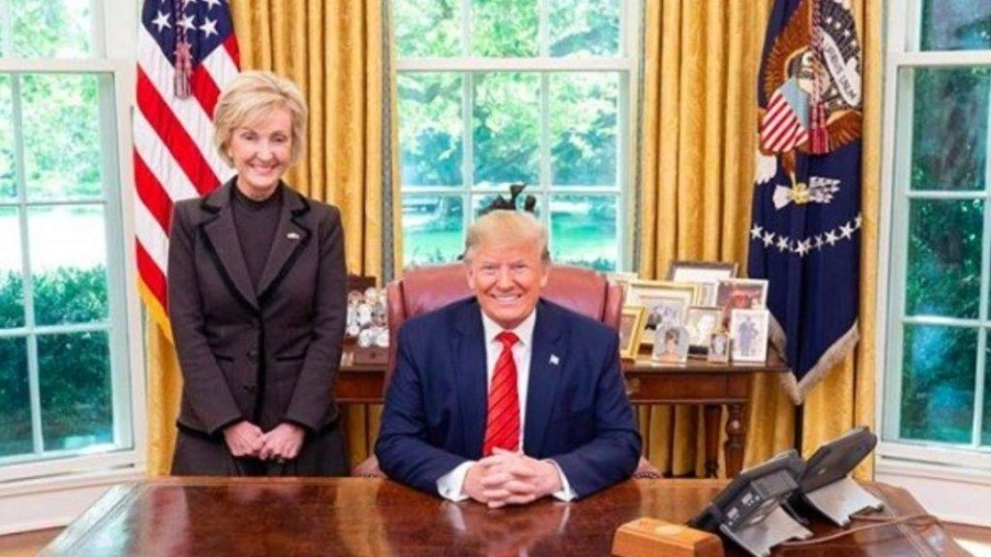 






السفيرة المستهدفة لانا ماركس مع ترمب                         (مكة)