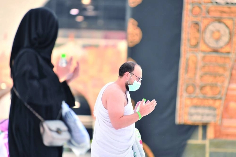 معتمرون يطوفون حول البيت العتيق                                       (أنس الحارثي)